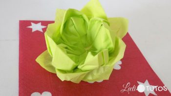 Envie d’une table zen ? Voici un pliage de serviette facile : la fleur de lotus !
